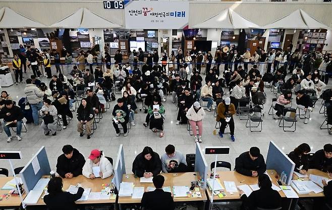 지난 16일부터 예비입주자를 모집하는 천원주택에 많은 신혼부부와 신생아가구가 몰렸다. 인천시 제공