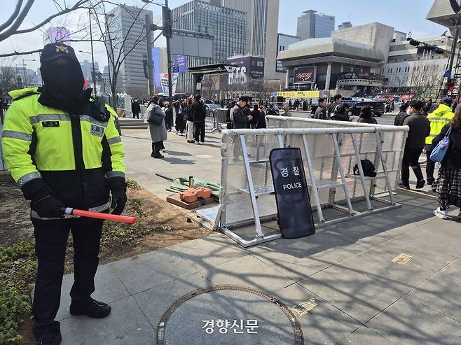 방탄소년단(BTS) 컴백 공연을 하루 앞둔 20일 서울 종로구 광화문광장 일근에 경찰이 바리케이드를 세우고 경계 근무를 하고 있다. 김태욱 기자