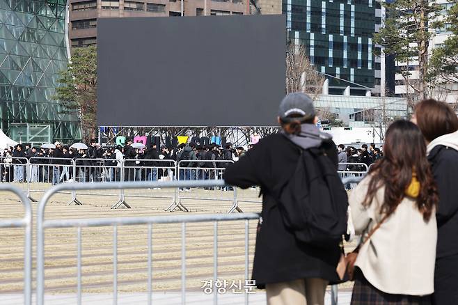 서울 중구 서울광장에서 일일행사요원(아르바이트생)들이 교육을 받고 있다.