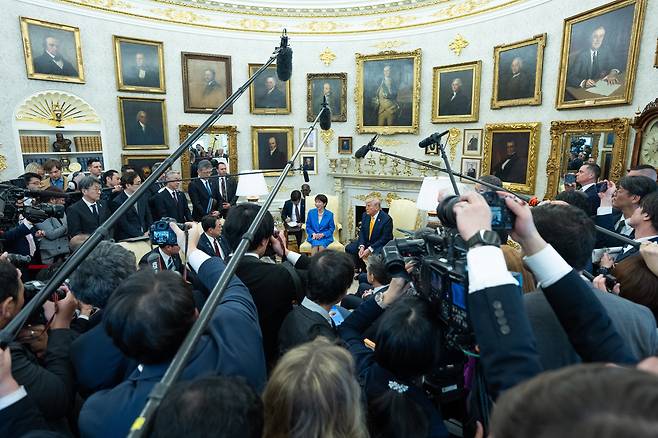 Members of the media are seen as U.S. President Donald Trump meets with Japanese Prime Minster SanaeTakaichi in the Oval Office of the White House in Washington on March 19. [EPA/YONHAP]