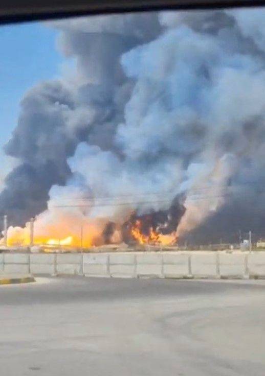 18일(현지시간) 이란 부셰르주에서 이스라엘의 공습을 받은 사우스파르스 가스전이 화염에 휩싸여 있다. 이 가스전은 세계 최대 규모의 천연가스전으로, 이란 전체 가스 생산의 약 70%를 차지한다. 로이터연합뉴스