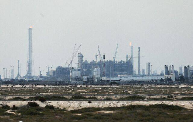 카타르 북부 라스라판 산업단지에서 지난 2일(현지시간) 국영 카타르에너지의 액화천연가스(LNG) 생산시설이 가동되고 있다. 세계 최대 LNG 시설인 이곳은 18일 밤부터 19일 새벽까지 이란의 탄도미사일 공격을 받았다. 로이터연합뉴스