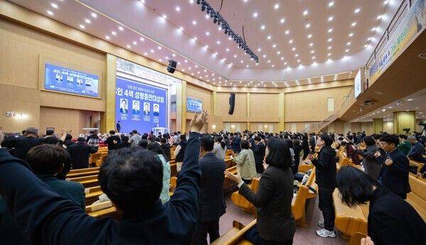 15~18일까지 전주 순복음참사랑교회에서 열린 ‘4인 4색 성령 충만 대성회’에서 성도들이 찬양과 기도로 하나님께 예배 드리며 은혜를 나누고 있다.