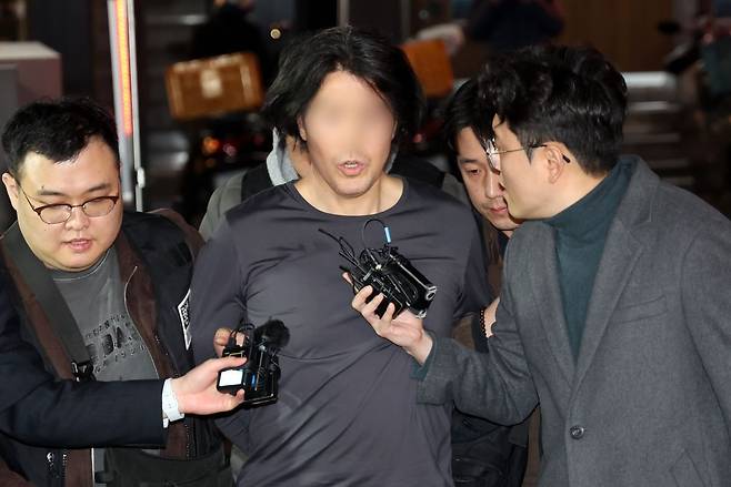 부산에서 전 직장 동료인 항공사 기장을 흉기로 살해한 혐의를 받는 50대 김모씨가 지난 17일 부산 부산진경찰서로 압송되고 있는 모습. 뉴시스