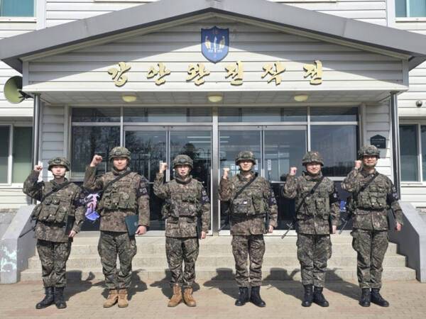 군단장 표창을 받은 1사단 장단대대 장병들의 모습. 왼쪽부터 정경윤 상병, 권호민 중사, 문구송 소령, 조현량 대위, 오권삼 대위, 김우영 중사(진)