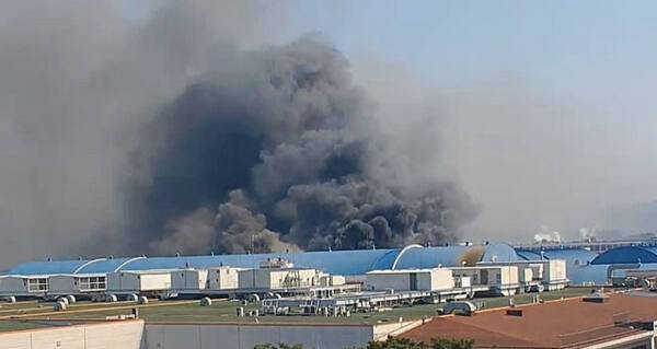 20일 오후 1시 17분께 대전 대덕구 문평동 한 자동차부품 제조 공장에서 불이 났다. 소방 당국은 신고 14분 만에 대응 2단계를 발령해 진화 작업을 벌이고 있다. 연합뉴스