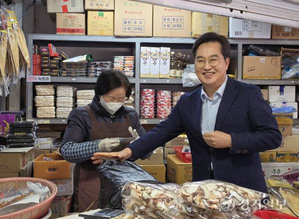 김동연 경기도지사가 20일 ‘2026년 상반기 경기 살리기 통큰세일’ 개막을 맞아 수원 남문시장을 찾아 상인들과 이야기를 나누고 있다. 오민주 기자