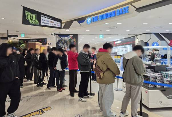 20일 리뉴얼 오픈한 건담베이스 매장 앞에 개장 전 고객들이 줄을 서고 있는 모습. AK플라자 수원점 제공