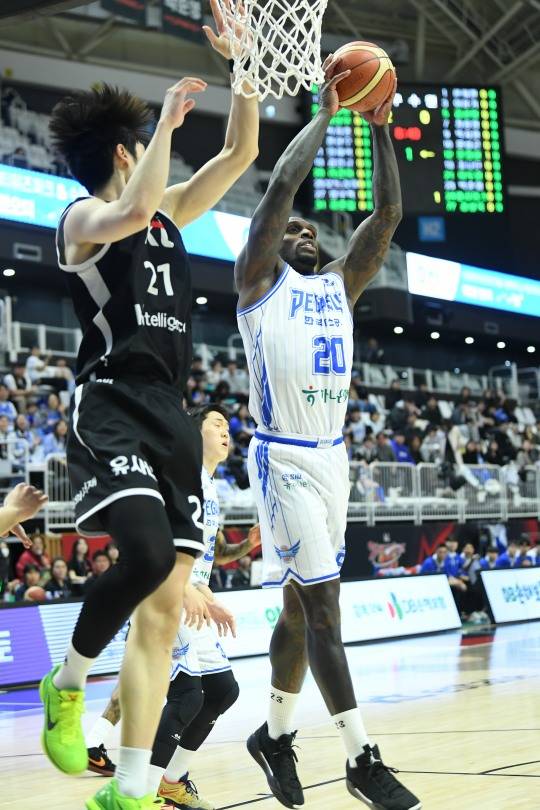 가스공사 라건아(20번)의 슛. 사진[연합뉴스]