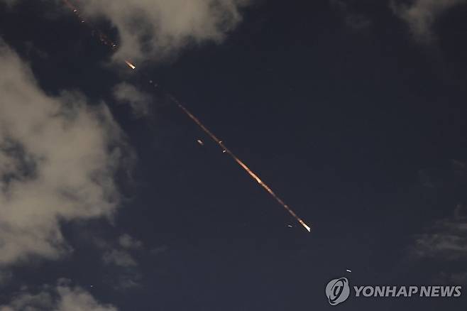 지난 8일(현지시간) 이스라엘군이 텔아비브에서 이란 탄도미사일 요격하는 모습. [연합뉴스]