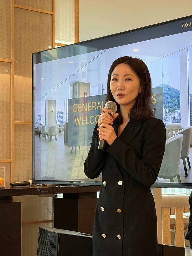 코트야드 메리어트 서울 명동의 새 소식을 전하고 있는 김미선 코트야드 메리어트 서울 명동 총지배인