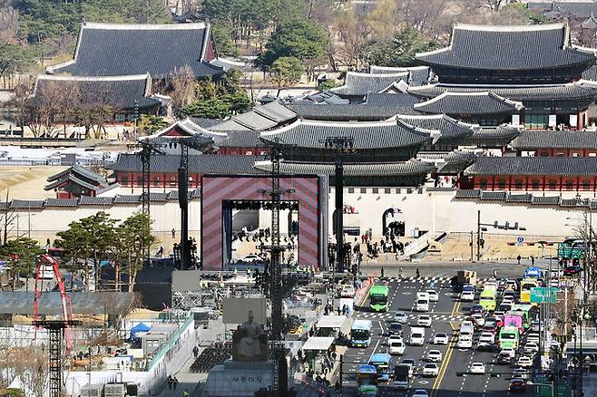 방탄소년단(BTS)의 서울 광화문광장 컴백 공연을 앞둔 19일 서울 종로구 광화문광장에서 무대 준비가 진행되고 있다. [뉴시스]