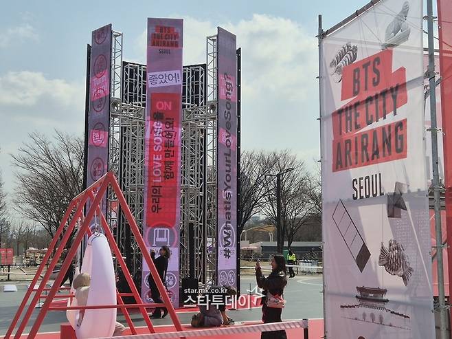 여의도 한강공원 일대에서 진행된 방탄소년단 정규 5집 발매 기념 팝업 행사가 열리고 있. 사진ㅣ지승훈 기자