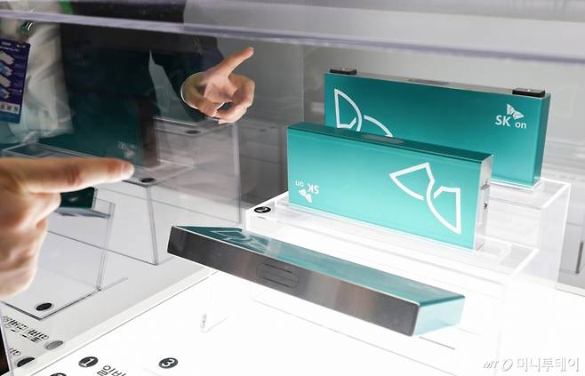 (서울=뉴스1) 최지환 기자 = 11일 서울 코엑스에서 열린 인터배터리 2026에서 참석자들이 SK온의 배터리 제품을 살펴보고 있다. 올해로 14회를 맞이하는 국내 최대 규모 배터리 전시회 인터배터리 2026은 오는 13일까지 3일간 개최된다. 2026.3.11/뉴스1 Copyright (C) 뉴스1. All rights reserved. 무단 전재 및 재배포, AI학습 이용 금지. /사진=(서울=뉴스1) 최지환 기자