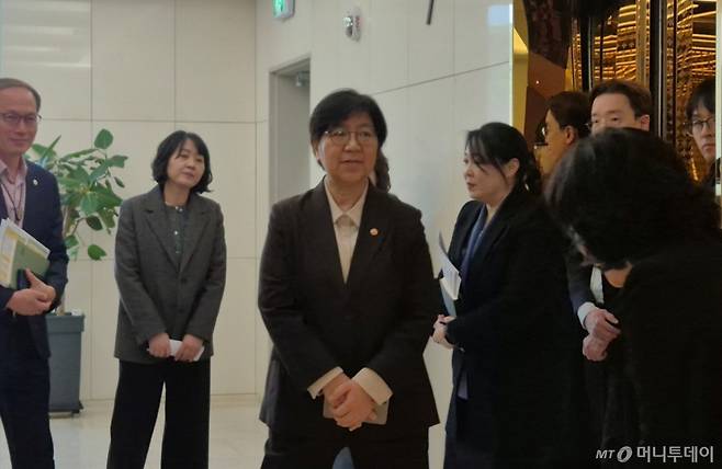 [울산=뉴시스] 구미현 기자 = 정은경 보건복지부 장관이 20일 오후 울산 일가족 사망사건과 관련 대책회의에 참석하기 위해 울주군청을 방문하고 있다. 2026.03.20.   /사진=구미현