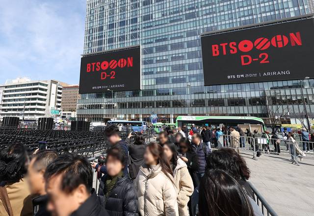 그룹 방탄소년단(BTS)의 광화문 공연을 이틀 앞둔 19일 서울 종로구 광화문광장의 한 전광판에 관련 영상이 나오고 있다. 연합뉴스