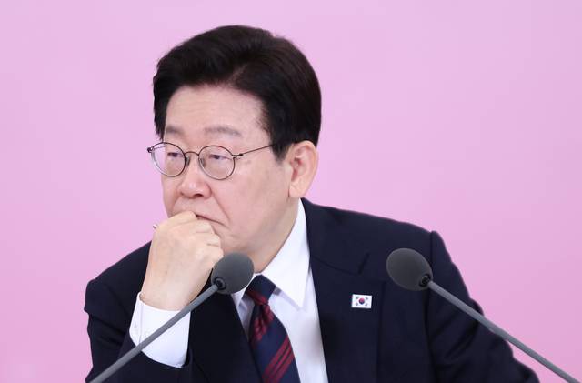 이재명 대통령이 19일 경제사회노동위원회 제1기 출범을 맞이해 청와대에서 열린 노동정책 토론회에서 참석자 발언을 듣고 있다. 연합뉴스