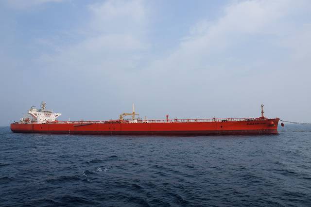 미국산 원유를 실은 싱가포르 국적 유조선 ‘이글 산후안(EAGLE SAN JUAN)’호가 18일 파키스탄 발루치스탄주 허브 연안 인근 해상에 위치한 시너지코(Cnergyico)의 단일 계류 부두(SPM·부유식 원유 하역 시설)에서 하역 작업을 하고 있다. 로이터 연합뉴스