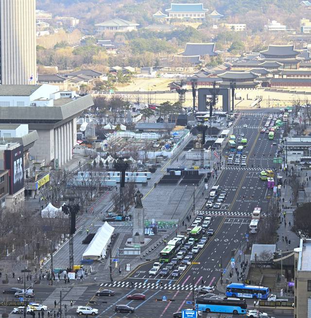 BTS 기다리며…  : 20일 오전 BTS 공연을 하루 앞두고 서울 광화문광장 무대 설치 막바지 작업이 진행되고 있다.  백동현 기자