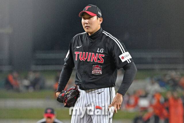 29일 대전 한화생명 볼파크 야구장에서 열린 '2025 신한 SOL 뱅크 KBO 한국시리즈 3차전' LG 트윈스와 한화 이글스 경기.LG 선발 손주영이 투구 준비를 하고 있다./마이데일리