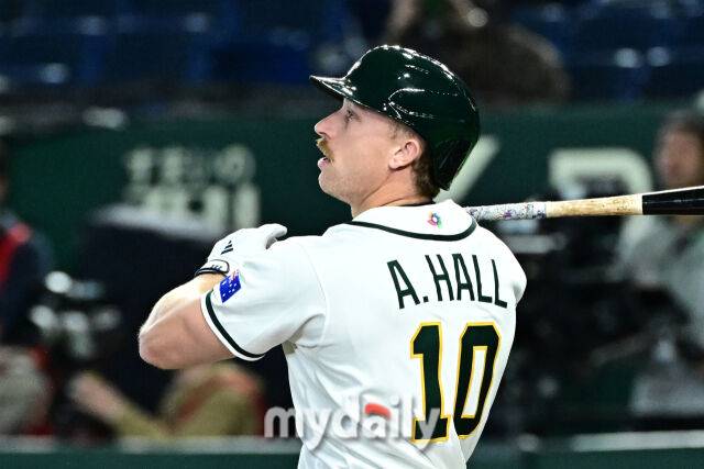 9일 일본 도쿄돔에서 열린 2026 월드 베이스볼 클래식(WBC) 조별리그 한국-호주 경기. 호주 알렉스 홀이 4회말 1사에 타격 후 바라보고 있다./마이데일리