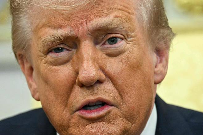 도널드 트럼프 미국 대통령이 19일(현지시간) 워싱턴 백악관 집무실에서 다카이치 사나에 일본 총리와 회담하는 자리에서 발언하고 있다. [AFP]