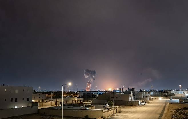 지난 18일(현지시간) 사우디아라비아 수도 리야드에서 이란에서 날라온 탄도미사일로 검은 연기가 치솟고 있다. [로이터]