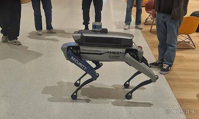 20일 서울 서초구 기아 본사에서 열린 정기 주주총회장 1층에 전시된 보스턴다이나믹스의 4족 보행 로봇 ‘스팟’. 정경수 기자
