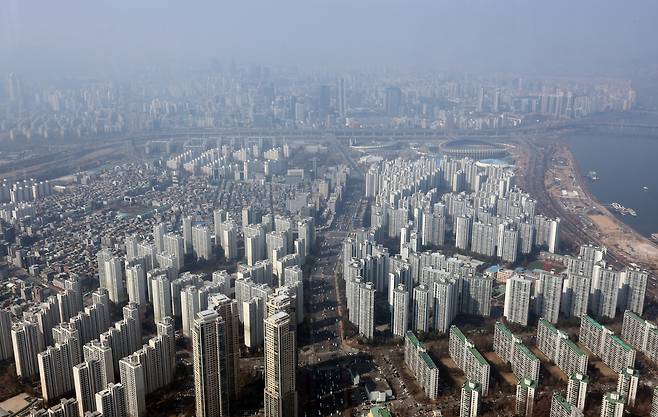 서울 송파구 롯데월드타워에서 바라본 강남3구 아파트 모습. [연합]