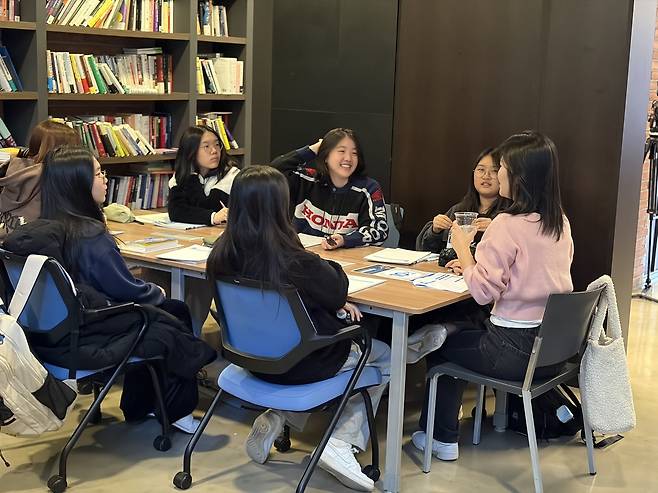 교육전문 기업 헤럴드에듀와 구독자 50만 명 이상의 교육 채널 대기자TV, 온라인 멘토링 전문기업 오디바이스가 진행한 ‘자기주도학습 캠프’에 참가한 학생들과 멘토(사진 오른쪽)가 공부법 실습을 진행하고 있다 [사진=헤럴드에듀]