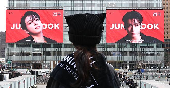 그룹 방탄소년단(BTS)의 컴백 공연을 하루 앞둔 20일 서울 종로구 광화문광장의 한 전광판에 관련 영상이 나오고 있다. [연합뉴스]