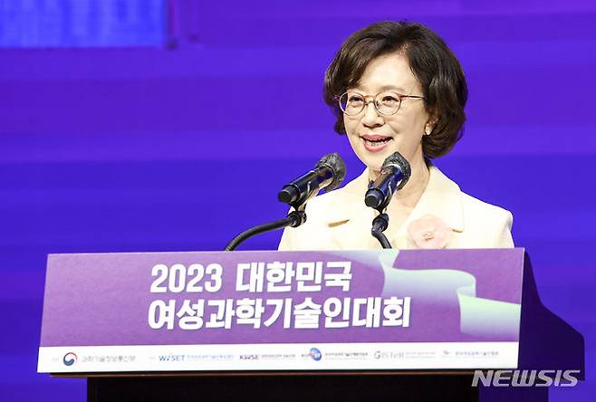 [서울=뉴시스] 정병혁 기자 = 문애리 한국여성과학기술인육성재단 이사장이 23일 서울 강남구 한국과학기술회관에서 열린 2023 대한민국 여성 과학기술인대회에서 개회사를 하고 있다. 2023.11.23. jhope@newsis.com