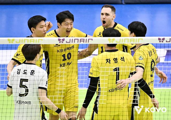 [서울=뉴시스]남자배구 KB손해보험이 18일 수원체육관에서 열린 진에어 2025~2026 V-리그 남자부 한국전력과의 경기에서 승리하며 봄 배구 진출을 확정지었다. (사진=KOVO 제공) 2026.03.18.
