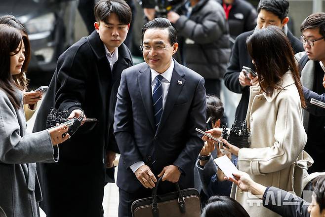 [서울=뉴시스] 정병혁 기자 = 박홍근 기획예산처 장관 후보자가 3일 서울 중구 예금보험공사에 마련된 인사청문회 준비 사무실로 출근하며 입장을 밝히고 있다. 2026.03.03. jhope@newsis.com