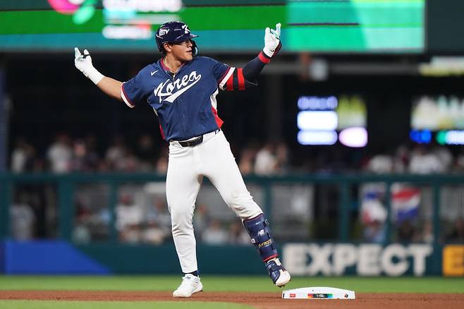 [마이애미=AP/뉴시스] 안현민이 13일(현지 시간) 미 플로리다주 마이애미 론디포파크에서 열린 2026 월드베이스볼클래식(WBC) 8강전 도미니카공화국과 경기 4회 초 우중간 2루타로 진루 후 세리머니하고 있다. 2026.03.14.