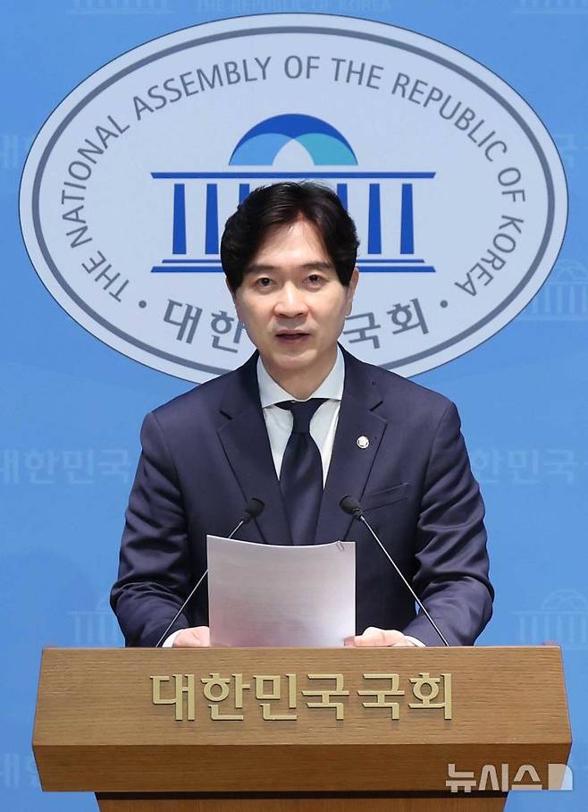 [서울=뉴시스] 조성봉 기자 = 박성훈 국민의힘 수석대변인이 6일 오전 서울 여의도 국회 소통관에서 '이재명 정부 언론 장악 시도 중단'을 촉구하는 발언을 하고 있다. 2026.03.06. suncho21@newsis.com