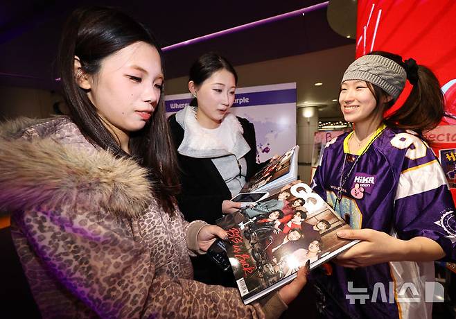 [인천공항=뉴시스] 최진석 기자 = 방탄소년단(BTS)의 서울 광화문광장 컴백 공연을 하루 앞둔 20일 인천공항 제1터객미널 교통센터 하이커스테이션을 찾은 외국인들이 BTS 관련 선물을 받고 있다. 2026.03.20. myjs@newsis.com