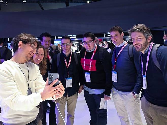 [서울=뉴시스] 2일(현지 시간) 스페인 바르셀로나 피라 그란 비아 전시장에서 열린 '모바일 월드 콩그레스(MWC)2026'에서 삼성전자 부스를 방문한 관람객이 '갤럭시 S26 울트라'를 살펴보고 있다. (사진=삼성전자 제공) 2026.03.03. photo@newsis.com *재판매 및 DB 금지