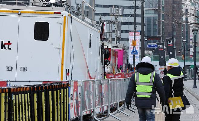 [서울=뉴시스] 조성우 기자 = 방탄소년단(BTS) 컴백 공연을 하루 앞둔 20일 서울 종로구 광화문광장 인근에 통신사 이동식 기지국이 설치되어 있다. 2026.03.20. xconfind@newsis.com