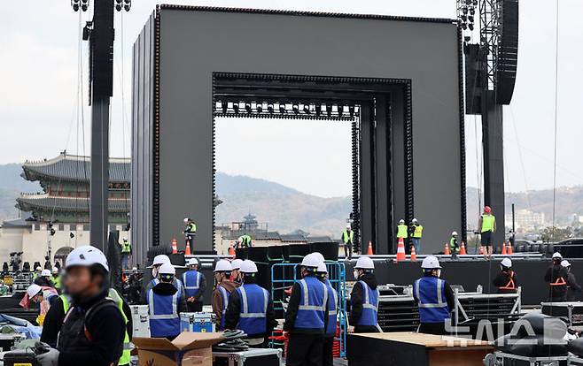 [서울=뉴시스] 조성우 기자 = 방탄소년단(BTS) 컴백 공연을 하루 앞둔 20일 서울 종로구 광화문광장에서 공연 준비가 진행되고 있다. 2026.03.20. xconfind@newsis.com