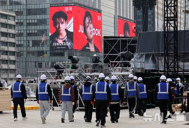 [서울=뉴시스] 조성우 기자 = 방탄소년단(BTS) 컴백 공연을 하루 앞둔 20일 서울 종로구 광화문광장에서 공연 준비가 진행되고 있다. 2026.03.20. xconfind@newsis.com
