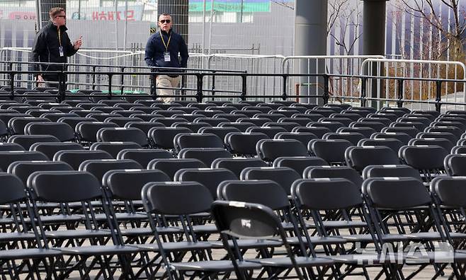 [서울=뉴시스] 조성우 기자 = 방탄소년단(BTS) 컴백 공연을 하루 앞둔 20일 서울 종로구 광화문광장에서 공연 준비가 진행되고 있다. 2026.03.20. xconfind@newsis.com