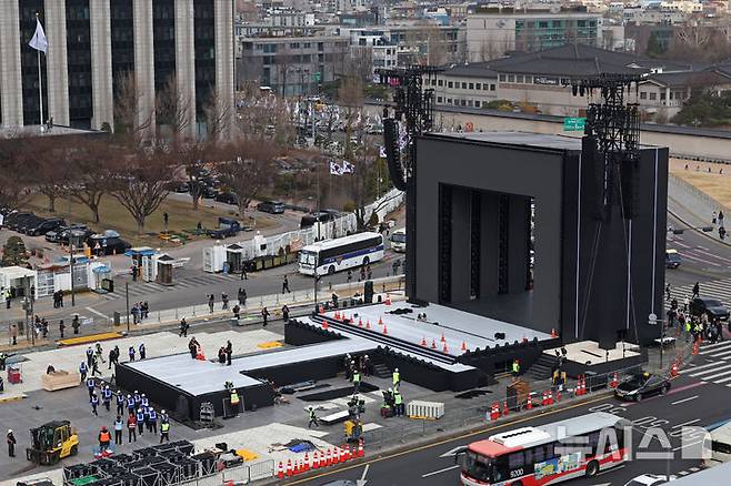 [서울=뉴시스] 박진희 기자 = BTS(방탄소년단)의 광화문 공연을 앞둔 20일 서울 광화문광장에서 공연 준비작업이 이뤄지고 있다.  2026.03.20. pak7130@newsis.com