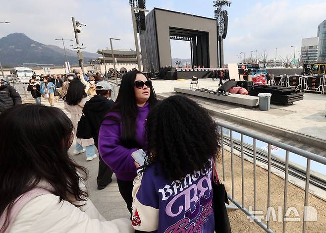 [서울=뉴시스] 조성우 기자 = 방탄소년단(BTS) 컴백 공연을 하루 앞둔 20일 서울 종로구 광화문광장에서 공연 준비가 한창인 가운데 관광객이 무대를 살펴보고 있다. 2026.03.20. xconfind@newsis.com