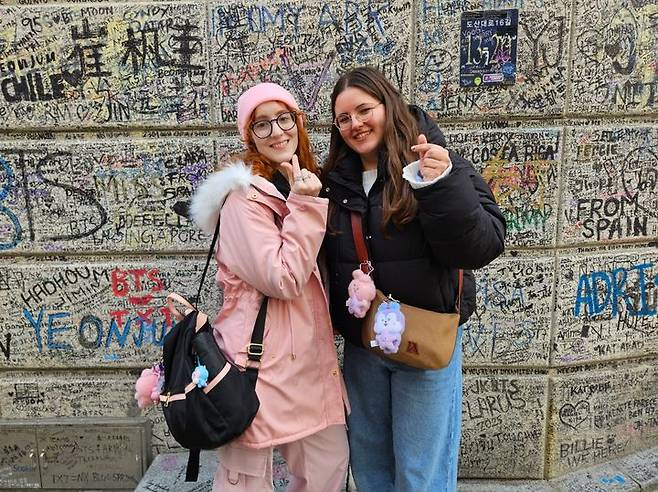 [서울=뉴시스] 이태성 기자 = 서울 강남구 논현동 옛 빅히트 사옥 앞에서 방탄소년단(BTS)의 스페인 팬이 기념 사진을 찍고 있다. 2026.03.20. victory@newsis.com *재판매 및 DB 금지