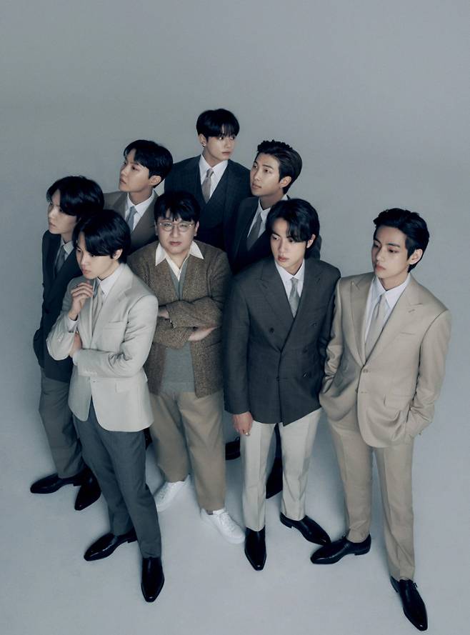 [서울=뉴시스] 그룹 '방탄소년단'(BTS)을 앞세운 하이브(HYBE, 대표이사 이재상)가 미국 대표 시사주간지 타임(TIME)이 발표하는 '세계에서 가장 영향력 있는 100대 기업'(TIME100 Most Influential Companies)에 2년 연속 선정됐다. 사진은 방시혁 하이브 의장과 방탄소년단 모습. (사진=타임 캡처) 2022.04.01. photo@newsis.com *재판매 및 DB 금지