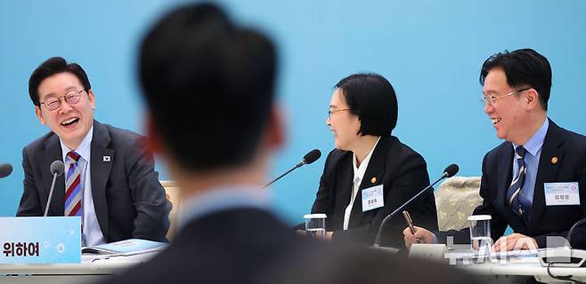 [서울=뉴시스] 최동준 기자 = 이재명 대통령이 20일 청와대에서 열린 '중소기업인과의 대화'에서 참석자 발언을 들으며 환하게 웃고 있다. (청와대통신사진기자단) 2026.03.20. photocdj@newsis.com