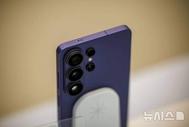 [서울=뉴시스] 정병혁 기자 = 국내를 포함한 전 세계 주요 국가에 갤럭시S26 시리즈가 공식 출시한 11일 서울 강남구 삼성 강남에 갤럭시 S26 시리즈가 진열되어 있다. 2026.03.11 jhope@newsis.com