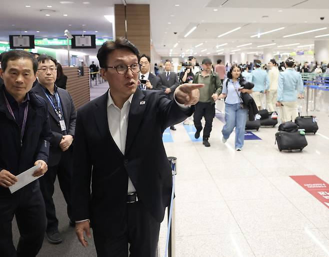 [서울=뉴시스] 이영환 기자 = 미국·스위스 방문을 마친 김민석 국무총리가 19일 귀국 직후 인천국제공항에서 BTS 컴백 공연과 관련해 입국장 상황을 점검하고 있다.(사진=총리실 제공) 2026.03.19. photo@newsis.com *재판매 및 DB 금지