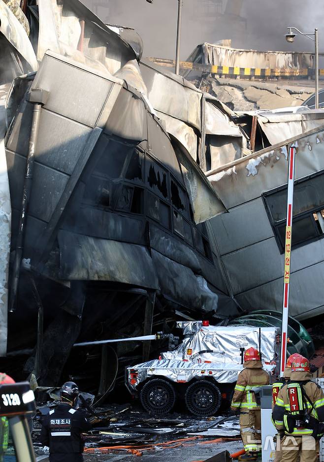 [대전=뉴시스] 강종민 기자 = 20일 오후 1시17분께 대전광역시 대덕구 문평동의 자동차 부품공장에서 화재가 발생해 무인소방로봇이 투입되어 화재 진압을 하고 있다. 2026.03.20. ppkjm@newsis.com